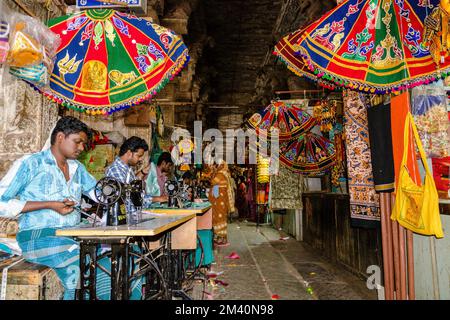 Tailors avendo un buon commercio davanti al tempiale di Menakshi-Sundareshwara Foto Stock