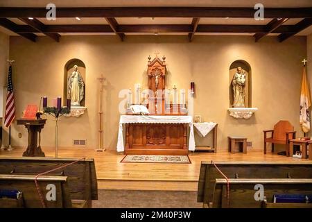 Santuario storico di San Francis Xavier Catholic Church at Avent, fondata nel 1884 a Shafer, Minnesota USA. Statue di Maria, Giuseppe, Gesù. Foto Stock