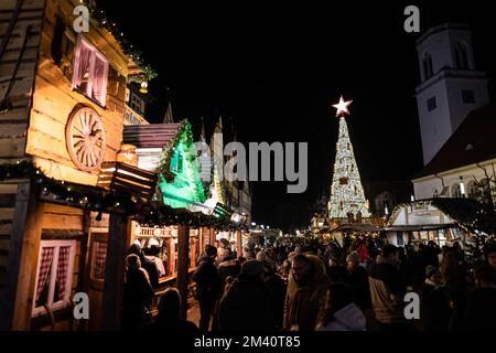 Celle, Germania. 17th Dec, 2022. I visitatori camminano attraverso il mercato di Natale nel centro di celle l'ultimo fine settimana prima di Natale. (A dpa "Christmas market operators in Lower Sachsen and Bremen satised") Credit: Michael Matthey/dpa/Alamy Live News Foto Stock