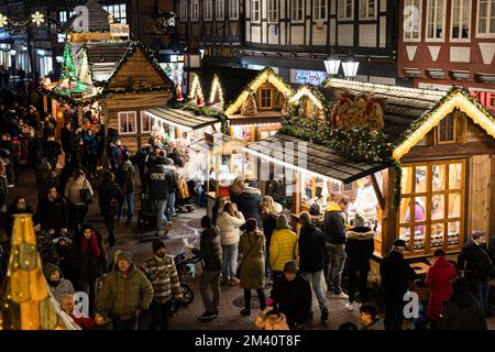 Celle, Germania. 17th Dec, 2022. I visitatori camminano attraverso il mercato di Natale nel centro di celle l'ultimo fine settimana prima di Natale. (A dpa "Christmas market operators in Lower Sachsen and Bremen satised") Credit: Michael Matthey/dpa/Alamy Live News Foto Stock