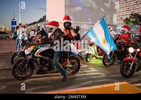 Buenos Aires, Argentina. 18th Dec, 2022. I tifosi della nazionale argentina indossano costumi di Natale del padre mentre festeggiano nella città di Buenos Aires per mostrare supporto alla squadra un giorno prima della finale della Coppa del mondo FIFA 2022 del Qatar contro la nazionale di calcio francese. (Punteggio finale; Francia 4-3 argentina). Credit: SOPA Images Limited/Alamy Live News Foto Stock