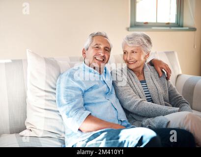 Più di mia moglie, mi fa vivere. una coppia anziana che si rilassa insieme sul divano di casa. Foto Stock