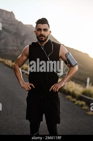 HES un tipo duro. Ritratto di un giovane sportivo che si esercita all'aperto. Foto Stock