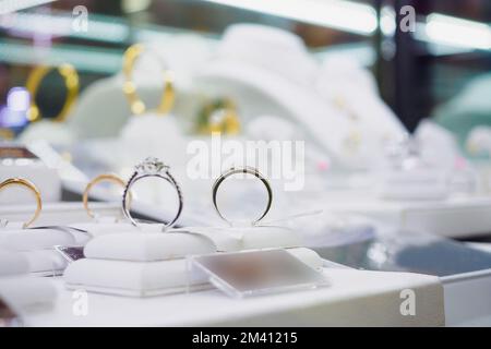 Gioielli anelli con diamanti e collane mostrano in luxury retail store window display vetrina Foto Stock