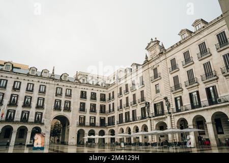 Plaza de Pedro Velarde a Santander, Spagna - dic 2022. Foto di alta qualità Foto Stock