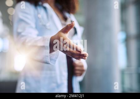 Sei pronto a sentirti meglio? una dottoressa che si stringe per una stretta di mano. Foto Stock