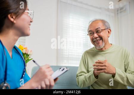 L'uomo anziano prende il medico a casa raccontando i reclami di salute Foto Stock