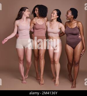 La diversità delle donne, la positività del corpo e l'abbraccio felice di un gruppo di amici modello sorridono sulla bellezza della pelle. Benessere, solidarietà e comunità femminile orgogliosa Foto Stock