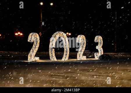 Felice anno nuovo 2023. Numeri scintillanti anno 2022 con su sfondo nero. Splendido elemento di design. decorazioni di strada di natale. nevicata mo Foto Stock