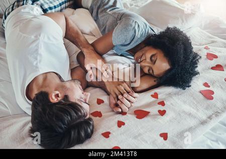 Abbiamo solo un legame speciale tra noi: Una giovane coppia affettuosa che trascorre un po' di tempo insieme nella loro camera da letto a casa. Foto Stock