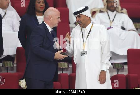 Doha, Katar. 17th Dec, 2022. Primo : 17.12.2022, Calcio, COPPA DEL mondo FIFA 2022 QATAR, Coppa del mondo 2022 Qatar, Coppa del mondo 2022 Qatar, partita per il 3rd° posto, Croazia - Marocco 2:1 il presidente della FIFA Infantino e lo sceicco Chalid bin Chalifa bin Abd al-Aziz al Thani è un politico del Qatar che è stato primo ministro e ministro degli interni del Qatar dal 28 gennaio 2020. Credit: dpa/Alamy Live News Foto Stock