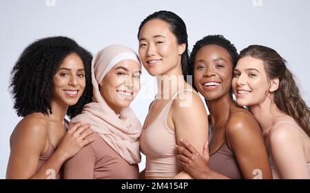 Diversità, donna e bellezza ritratto per il corpo sostegno positivo, la felicità e la cura della pelle benessere. Modelli interrazziali, felicità solidarietà e sorriso Foto Stock