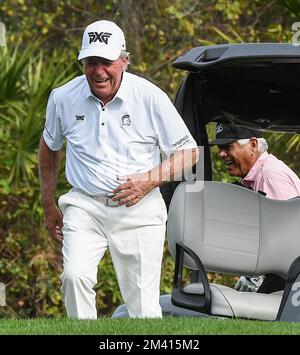 Orlando, Stati Uniti. 17th Dec, 2022. Gary Player (a sinistra) e Lee Trevino condividono una risata mentre arrivano in un golf cart alla decima buca durante il primo round del campionato PNC 2022 al Ritz-Carlton Golf Club di Orlando, Florida. Credit: SOPA Images Limited/Alamy Live News Foto Stock