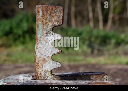 Meccanismo a saracinesca, meccanismo in metallo per il sollevamento delle valvole a saracinesca sulla diga Foto Stock