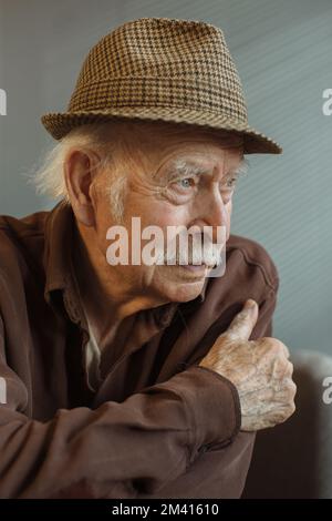 Primo piano. Ritratto premuroso di un vecchio uomo dai capelli grigi. Foto Stock