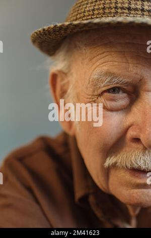 Primo piano. Ritratto premuroso di un vecchio uomo dai capelli grigi. Foto Stock