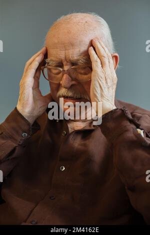 Primo piano. Ritratto premuroso di un vecchio uomo dai capelli grigi. Cercando di catturare il pensiero. Foto Stock