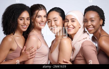 Donne faccia, bellezza studio e diversità, comunità globale e sostegno con amore di sé, benessere e salute della pelle. Ritratto, inclusione di gruppo e. Foto Stock