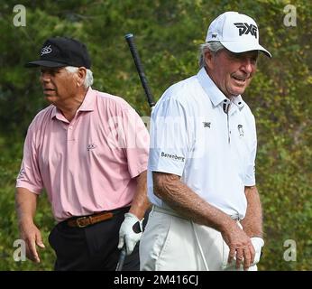 Orlando, Stati Uniti. 17th Dec, 2022. Lee Trevino (a sinistra) e Gary Player si preparano a tee off sulla decima buca durante il primo round del Campionato PNC 2022 al Ritz-Carlton Golf Club di Orlando. (Foto di Paul Hennessy/SOPA Images/Sipa USA) Credit: Sipa USA/Alamy Live News Foto Stock