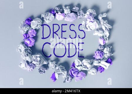 Didascalia di testo che presenta il codice di abbigliamento. Parola per un modo accettato di vestirsi per una particolare occasione o gruppo Foto Stock