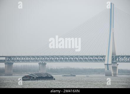 Una bella foto del ponte sul fiume Tianxingzhou Yangtze in una giornata di nebbia a Wuhan, Cina Foto Stock