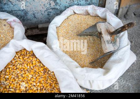 Interessanti scene dal mercato locale giornaliero nella città di Ozurgeti vicino alla costa di un Mar Rosso, borse di varie farine, Georgia Foto Stock