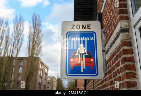 Un cartello stradale in Belgio che indica i vantaggi dei ciclisti su questa strada. Iscrizione in olandese - Bicycle Street zone Foto Stock