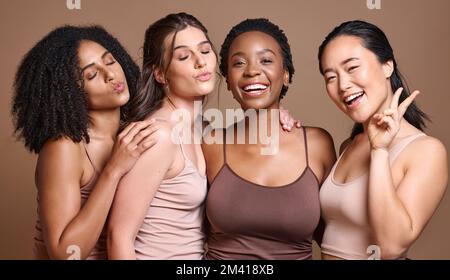 Ragazza amici, diversità e modello di gruppo ritratto sentirsi felice di skincare, benessere e pelle bagliore. Donne, bellezza e divertimento mostra mano segno Foto Stock