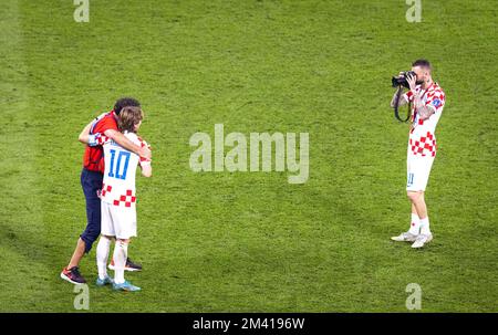 Doha, Qatar. 17th Dec, 2022. Luka Modric (Kroatien) è fotografato da Marcelo Brozovic (Kroatien) insieme al Team fotografo Croatia - Moro Foto Stock