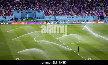 Doha, Qatar. 17th Dec, 2022. Il campo è annaffiato Croazia - Marocco Match per il 3rd ° posto Kroatien - Marokko World Cup 2022 in Qatar 17.12.2022 credito Foto Stock