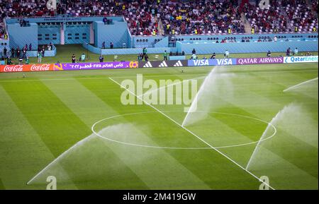 Doha, Qatar. 17th Dec, 2022. Il campo è annaffiato Croazia - Marocco Match per il 3rd ° posto Kroatien - Marokko World Cup 2022 in Qatar 17.12.2022 credito Foto Stock