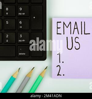 Segno che mostra ci invia un'e-mail. Parola per l'invio di un messaggio commerciale a un gruppo di persone che utilizzano la posta Foto Stock