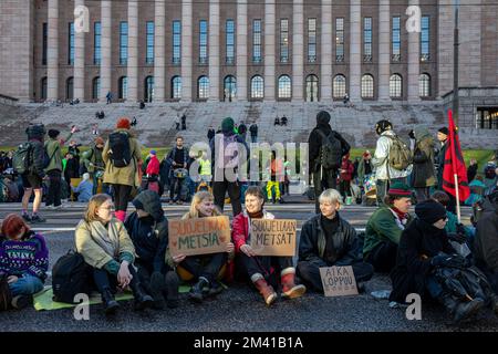 Manifestanti di Elokapina o della ribellione di estinzione finlandesi seduti a Mannerheimintie di fronte al Parlamento europeo a Helsinki, Finlandia Foto Stock