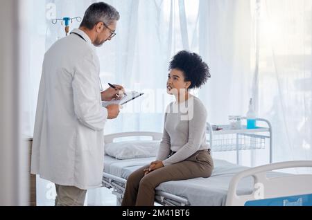 Assistenza sanitaria, medico e donna consulenza per assicurazione, documenti e modulo di consenso in letto di ospedale. Medico, consultazione e donna nera con doc Foto Stock