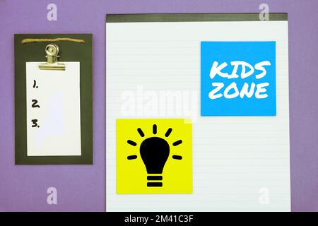Visualizzazione concettuale Kids zone. Parola scritta su un'area o una regione progettata per consentire ai bambini di giocare e divertirsi Foto Stock