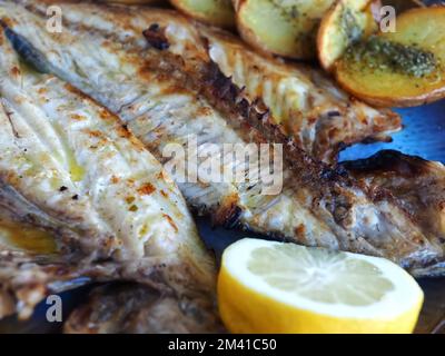 orata alla griglia con patate Foto Stock