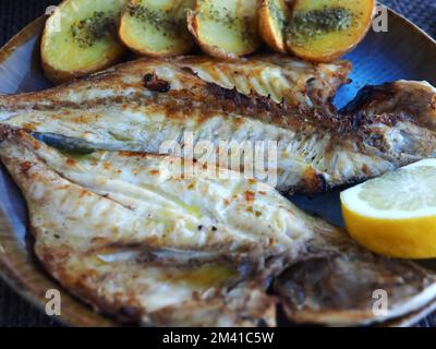 orata alla griglia con patate Foto Stock