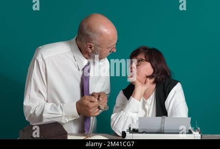 Controversie relative all'orario di lavoro. Stile retrò. Il capo discute con il segretario Foto Stock