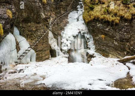 Slovacchia paradiso - Sucha Biela fiume con cascata e scala vicino. Percorso turistico avventura nel canyon del fiume Foto Stock