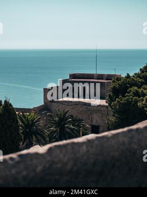 Una vecchia casa in pietra su una collina di fronte al mare Foto Stock