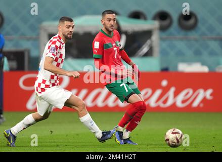 DOHA, QATAR - 17 DICEMBRE: Hakim Ziyech del Marocco compete per la palla con Mateo Kovacic della Croazia, durante la Coppa del mondo FIFA Qatar 2022 3rd ° posto match tra Croazia e Marocco al Khalifa International Stadium il 17 dicembre 2022o a Doha, Qatar. (Foto di MB Media) Foto Stock