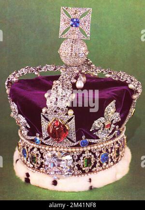 La corona imperiale di stato. La corona imperiale di stato è uno dei gioielli della corona del Regno Unito e simboleggia la sovranità del monarca. E 'esistito in varie forme dal 15th ° secolo. La versione attuale fu fatta nel 1937 ed è indossata dal monarca dopo un'incoronazione ed è usata nelle aperture di Stato del Parlamento. La corona è ornata con 2.901 pietre preziose, tra cui il diamante Cullinano II, lo zaffiro di Sant'Edoardo, lo zaffiro di Stuart e la rovia del Principe Nero. Foto Stock