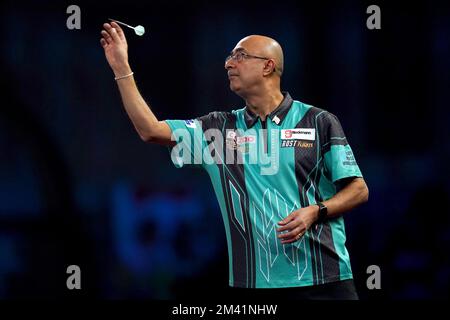 Prakash Jiwa durante la sua partita contro Madars Razma durante il quarto giorno del Cazoo World Darts Championship ad Alexandra Palace, Londra. Data immagine: Domenica 18 dicembre 2022. Foto Stock