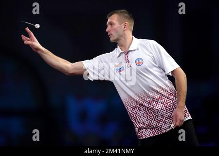 Madars Razma durante la sua partita contro Prakash Jiwa durante il quarto giorno del Cazoo World Darts Championship ad Alexandra Palace, Londra. Data immagine: Domenica 18 dicembre 2022. Foto Stock