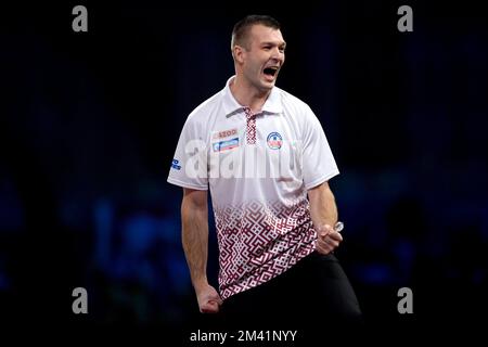 Madars Razma festeggia durante la sua partita contro Prakash Jiwa durante il quarto giorno del Cazoo World Darts Championship all'Alexandra Palace, Londra. Data immagine: Domenica 18 dicembre 2022. Foto Stock