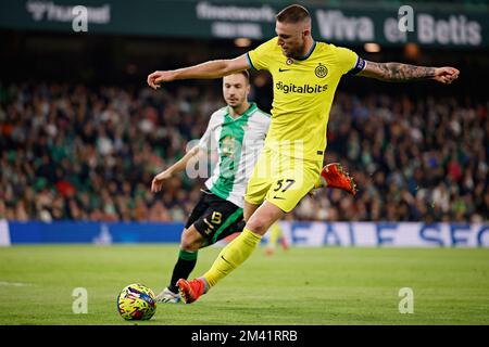 Siviglia, Spagna. 17th Dec, 2022. Milano Skriniar (37) di Inter visto durante il calcio amichevole tra Real Betis e Inter all'Estadio Benito Villamarin di Siviglia. (Photo Credit: Gonzales Photo/Alamy Live News Foto Stock