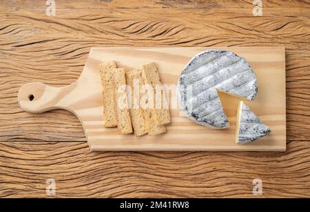 Formaggio brasiliano Lua Chea artigianale con toast su tavola di legno. Foto Stock