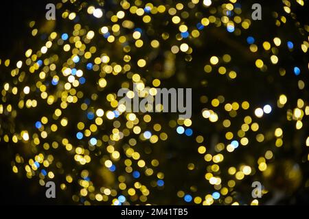 Colorful Red, Yellow and Green Christmas Tree Bokeh sfondo di luci scintillanti de focalizzato, sfondo Natale modello concetto. Foto Stock