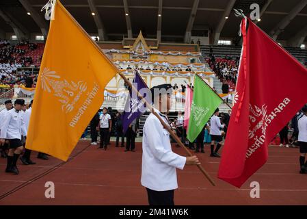 Bangkok, Thailandia. 17th Dec, 2022. Gli studenti del Vajiravudh College, allietano per la loro squadra nel tradizionale Rugby Match, vincono la 28th His Majesty King Maha Vajiralongkorn Bodindradebayavarangkun Cup, tra King's College (maglie bianche) vs Vajiravudh College (maglie blu) il Sabato. 17 dicembre 2022, a Supachalasai. Stadio, Bangkok, Thailandia. (Foto di Teera Noisakran/Pacific Press) Credit: Pacific Press Media Production Corp./Alamy Live News Foto Stock