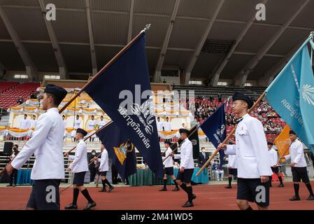 Bangkok, Thailandia. 17th Dec, 2022. Gli studenti del Vajiravudh College, allietano per la loro squadra nel tradizionale Rugby Match, vincono la 28th His Majesty King Maha Vajiralongkorn Bodindradebayavarangkun Cup, tra King's College (maglie bianche) vs Vajiravudh College (maglie blu) il Sabato. 17 dicembre 2022, a Supachalasai. Stadio, Bangkok, Thailandia. (Foto di Teera Noisakran/Pacific Press) Credit: Pacific Press Media Production Corp./Alamy Live News Foto Stock